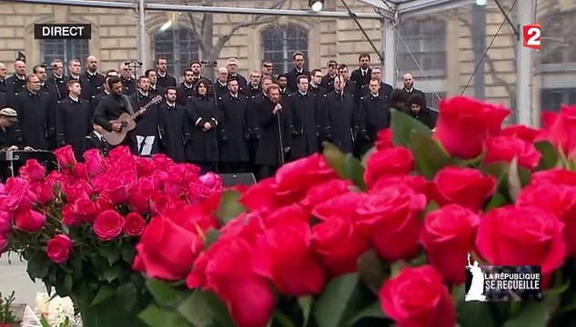 Johnny Hallyday chante Un dimanche de janvier place de la République