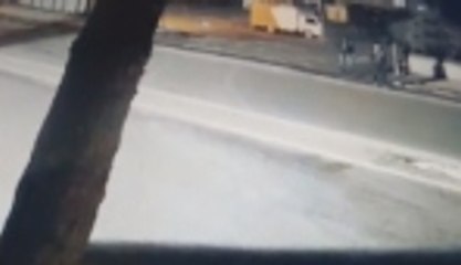 Polise atmak istedi, elinde patladı!