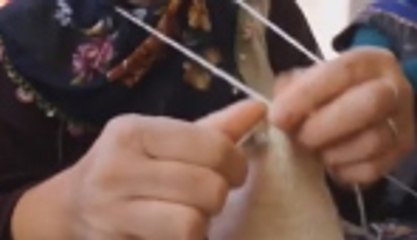 Askerler için yün çorap ördü