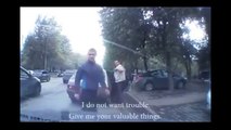 Un russe se fait racketter en voiture et reste très calme face aux voleurs