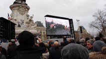 Hommage aux victimes des attentats 2015 - Place de la République à Paris - Johnny Halliday, Un Dimanche De Janvier