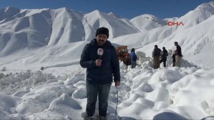 Hakkari'de Yola Çığ Düştü