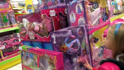 ✔ Ненуко и Ярослава — прогулка по магазинам и покупка набора Доктора - Doll Nenuco with Yaroslava ✔