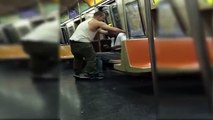 Cet homme vient aider un SDF et lui donne ses vêtements dans le métro de New York
