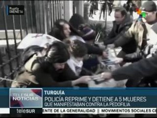 Policía turca reprime a 5 mujeres que protestaban contra la pedofilia