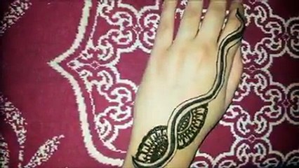 How Done Beautiful Mehndi On Hand For Girls