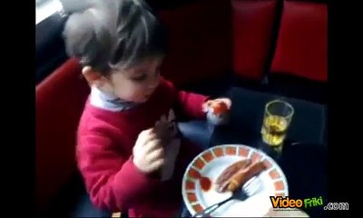 Broma del huevo crudo a un niño