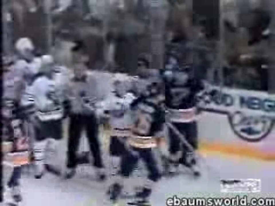 Coup de patin à la gorge