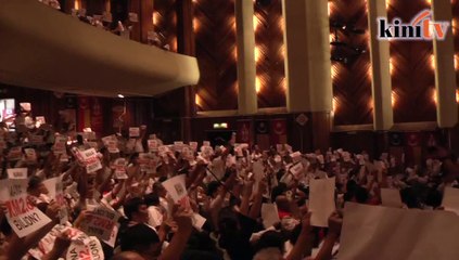 Dap flashes placards at Selangor convention: where's the 2.6 billion?