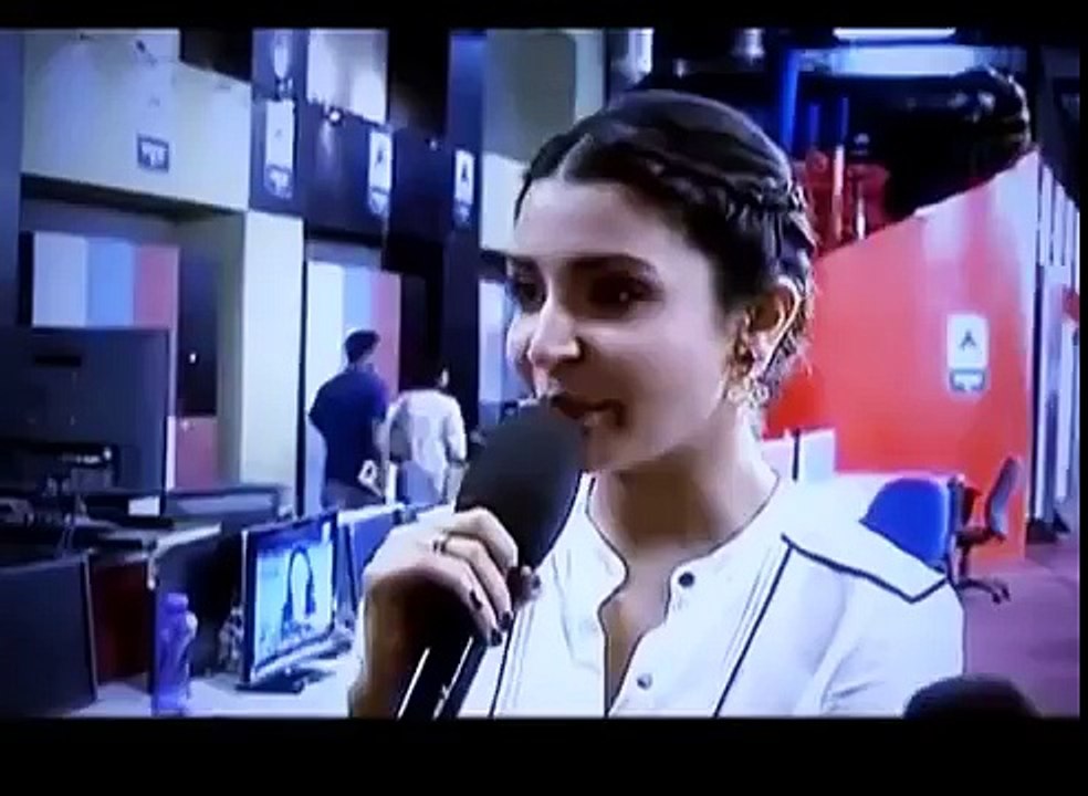 Anushka Sharma gets angry with anchor over Virat Kohli -
