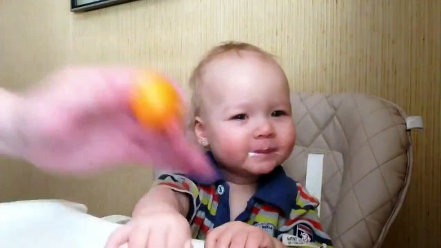 Хороший способ накормить ребенка! Папа молодец, догадался