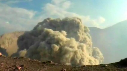 Yanardağ Çekim Yapan İnsanların Üzerine Püskürdü