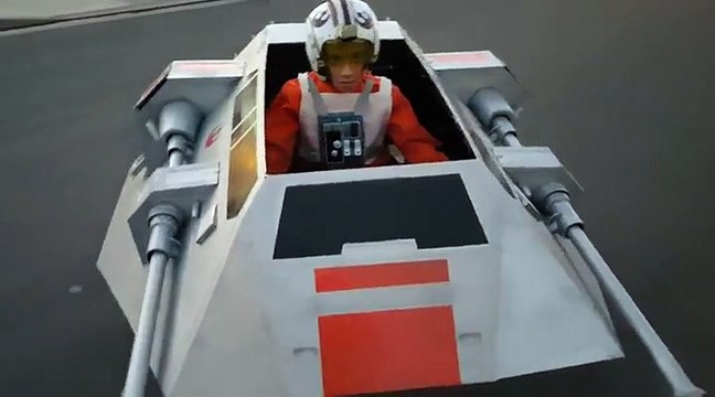Ce père à transformer le fauteuil roulant de son fils en Star Wars Snowspeeder!