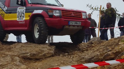 Monique Chaverot Trial 4x4 zône rocheuse en dévers en Mitsubishi PAJERO v6 essence boite manuelle Montalieu 2015 1010_104825[1]
