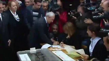Kılıçdaroğlu eşiyle birlikte oyunu kullandı