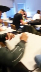 Un élève réveillé par un professeur avec un extincteur en classe !