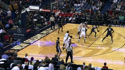 NBA - Stephen Curry Backwards Over Head Pass for the Slam