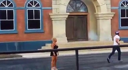 Sacri Fan Dancer como voluntaria en un arriesgado espectaculo del parque Warner