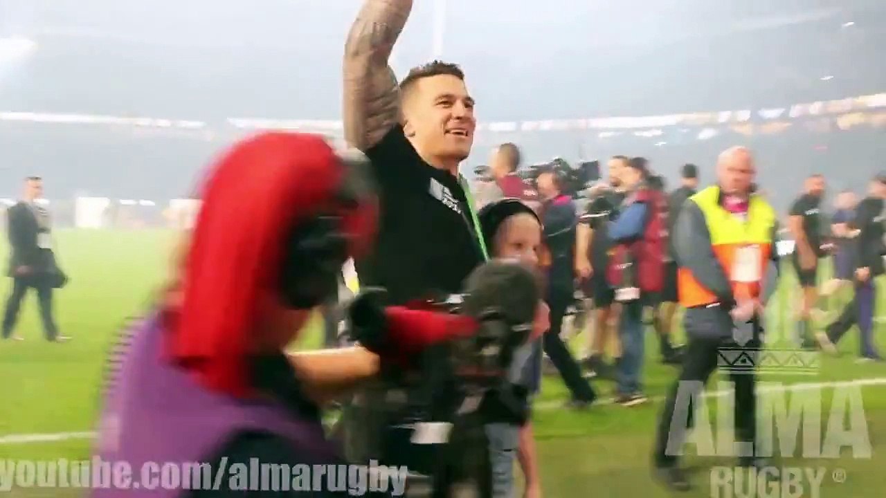 Le joueur de rugby All Blacks Sonny Bill Williams donne sa médaille d'or à un enfant