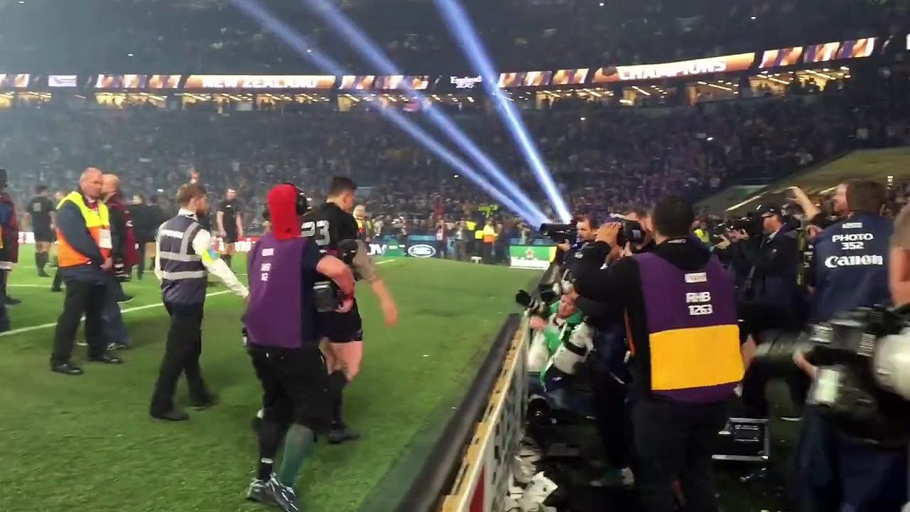 Le joueur de rugby All Blacks Sonny Bill Williams donne sa médaille d'or à un enfant