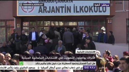 رئيس حزب الحركة القومية التركي دولت بهجلي يدلي بصوته في الانتخابات البرلمانية