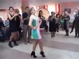 Русская девушка показала всем, как надо танцевать!