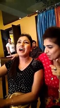 Punjabi girl singing song - kya awaz hay larki ka aik bar zaror sunay