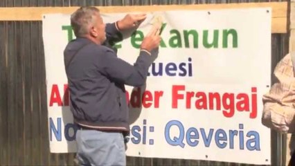 Report TV - Protesta tek Laguna Blu, banorët qëllojnë me vezë vilën e Frangaj