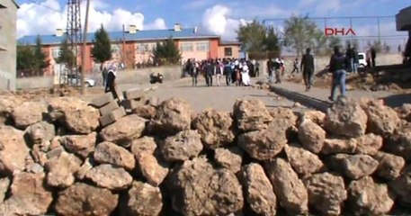 Hendekleri geçerek oy kullandılar