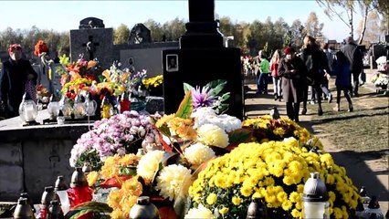 Procesja na cmentarzu w uroczystość Wszystkich Świętych