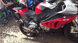 BMW S1000RR Making popcorn with Akrapovic Exhaust