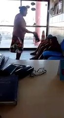 Mãe em desespero corrige seu filho suspeito de roubou