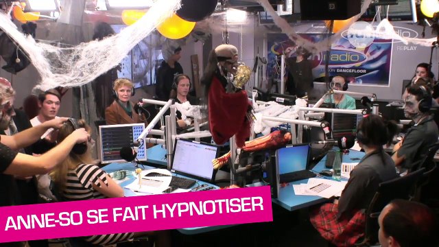 Un hypnotiseur rend ouf l'équipe pour Halloween - Marion et Anne-So