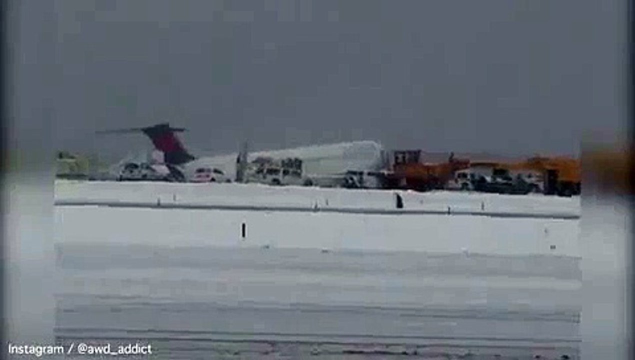 Delta Airlines Plane Skids Off Runway at LaGuardia Airport| RAW VIDEO