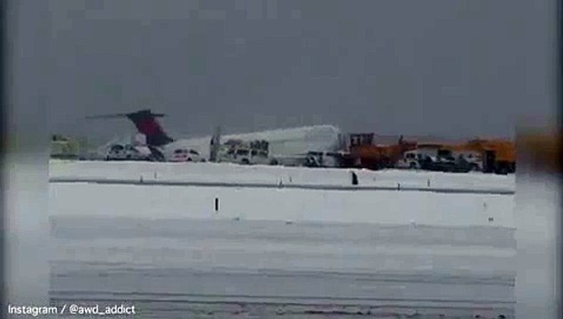 Delta Airlines Plane Skids Off Runway at LaGuardia Airport| RAW VIDEO