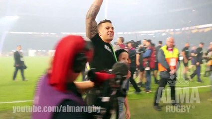 Un joueur de l'équipe des All Black donne sa médaille d'or à un enfant