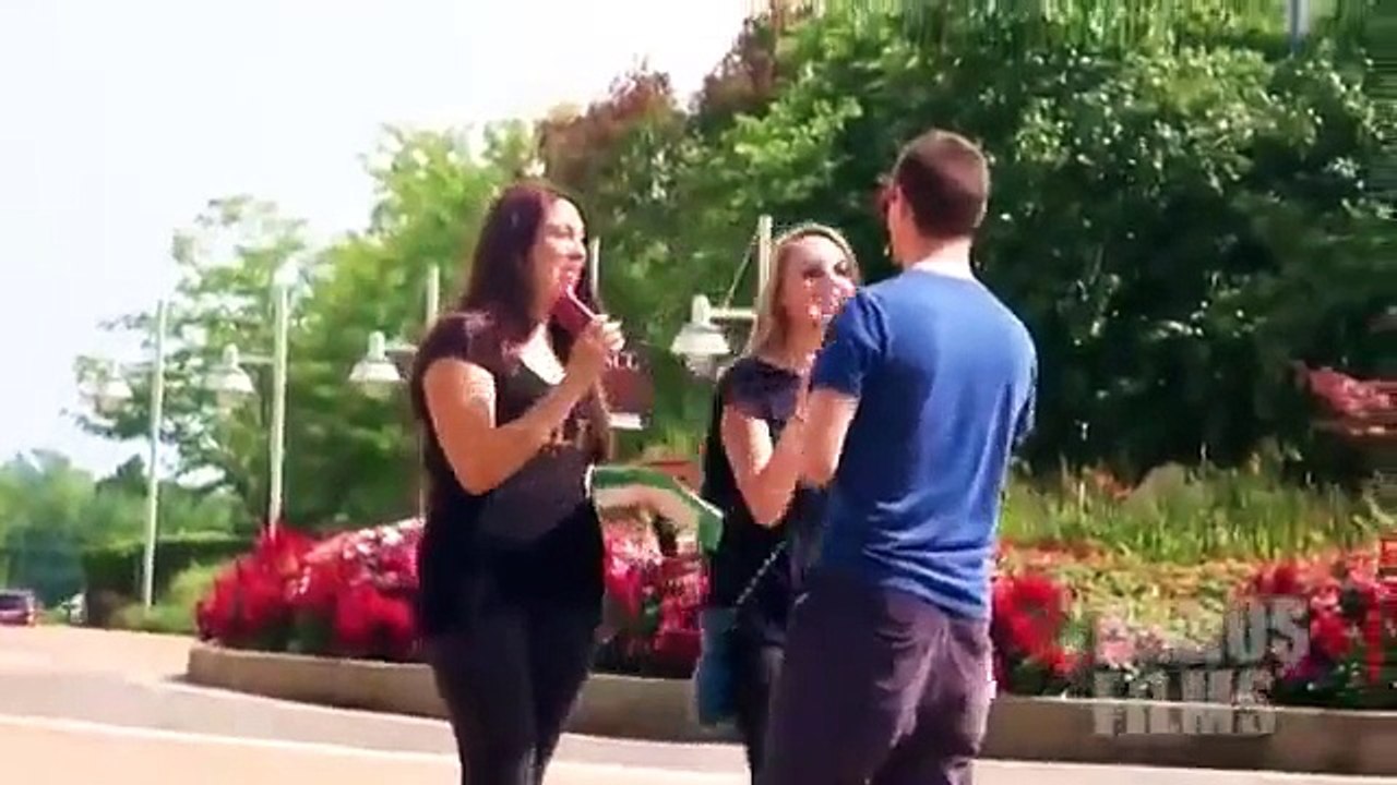 Kızlara rastgele evlenme evlilik teklif etme şakası - Komik videolar - Funny videos