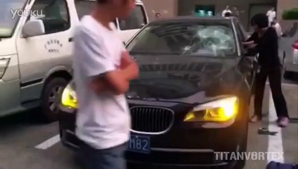 Kocasının Arabasına Çekiçle Girişen Kadın