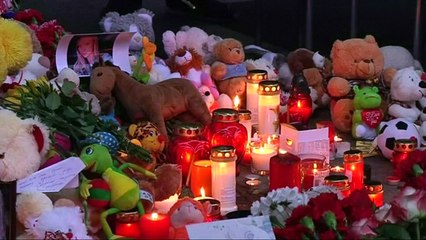 Russians pay tribute to victims of plane crash