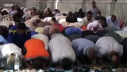 ایسی جائے نماز جو قبلہ رخ ہوتے ہیں روشن ہو جاتی ہے