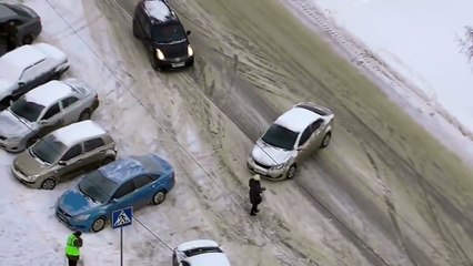 Автобогиня заехала в магазин за тортиком. Пипец