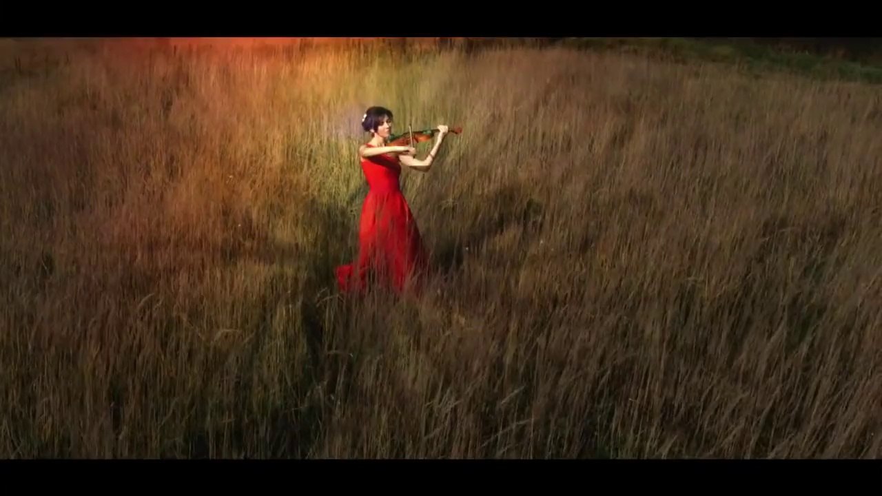 Violin Show Laruan & Geigerin Anna Gold - Rain Song [Official Music Video]