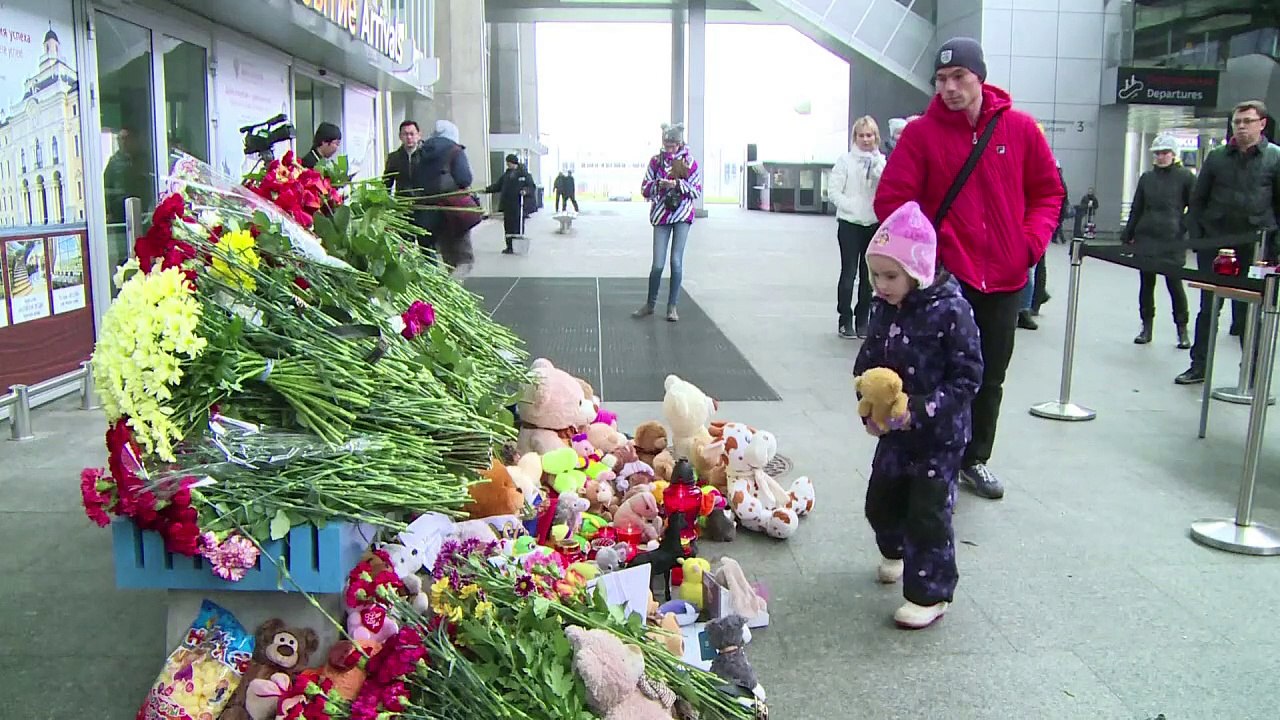 Russians mourn plane crash victims at airport