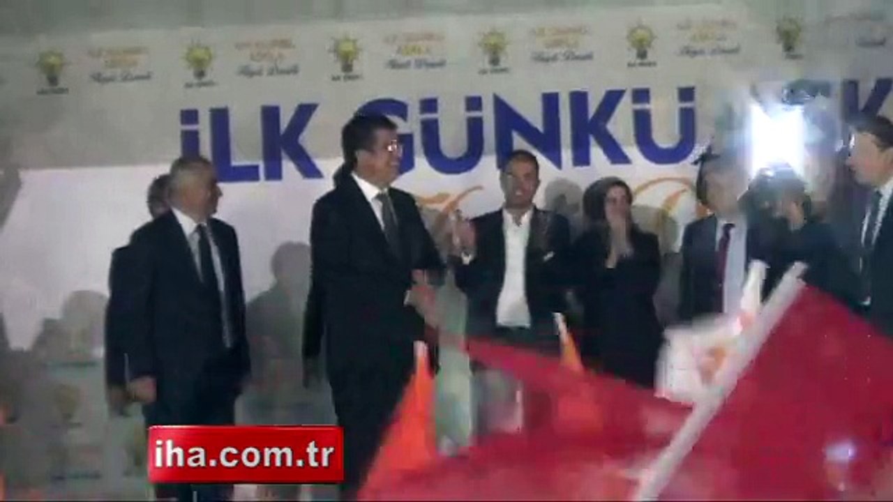 Bakan Zeybekci, AK Parti’nin zaferini zeybek oynayarak kutladı