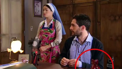 Esperanza Mia  cuando Toto el Conejo Rojo de Tomas corre en la mesa