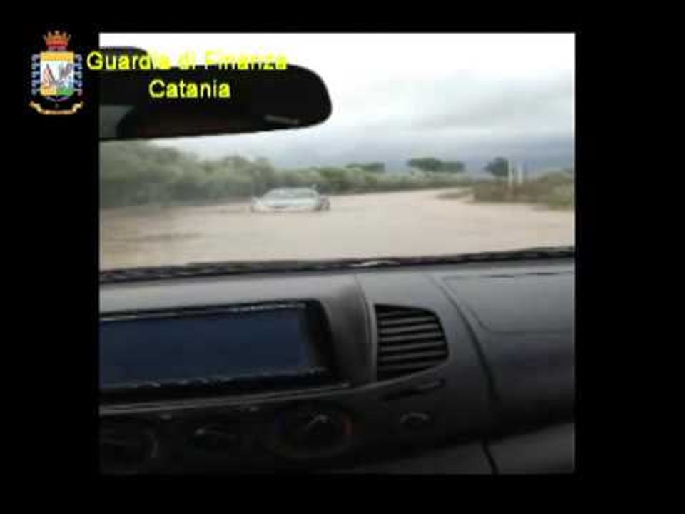 Catania - Soccorso dei finanzieri, tratta in salvo famiglia di quattro persone (01.11.15)