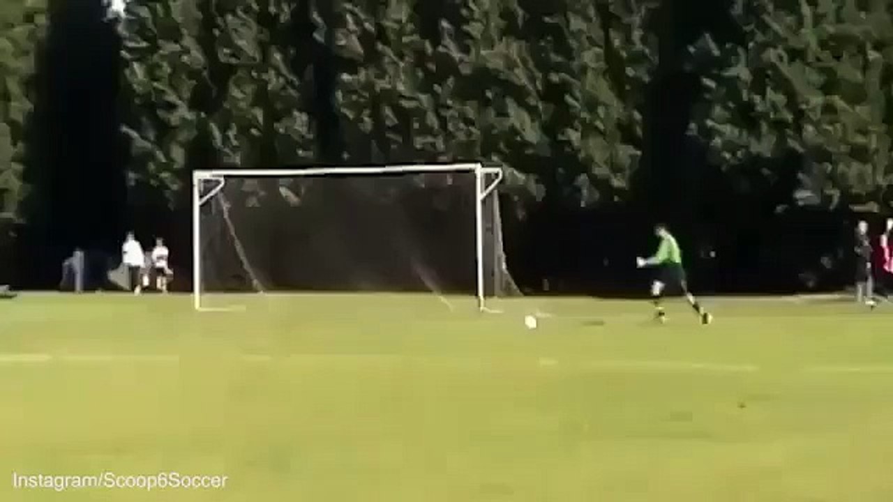 Il effectue un tacle très dangereux !