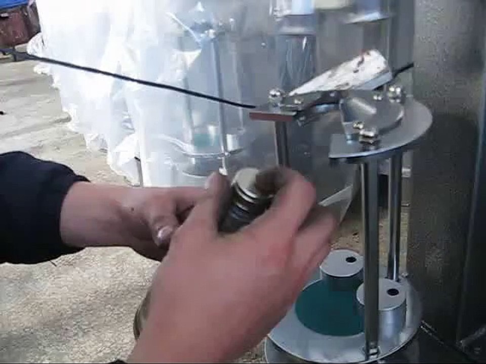 máy xiết nắp chai bán tự động, máy đóng nắp chai rượ chai thuốc