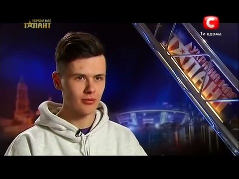 этот парень был из тех кто взорвал интернет со своим исполнением Степан Померлян Amazing Singer!!!!!