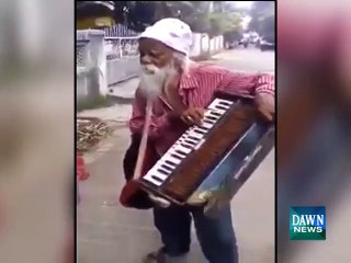 80 years old man singing - Must watch